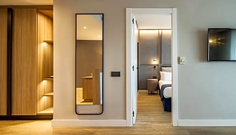 Family Room (2 Adults + 2 Children)