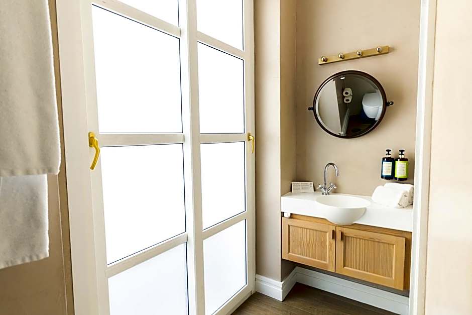 The Honest Hotel & Apartments