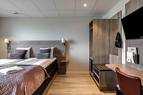 Double or Twin Room with Shared Bathroom