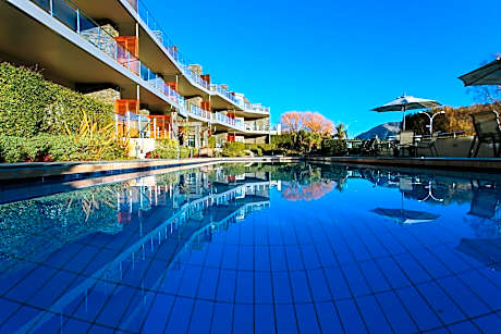 Lakeside Apartments