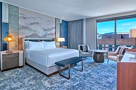 Club King Room - California King Bed - Club Lounge Access - Mobility Accessible with Roll-in Shower