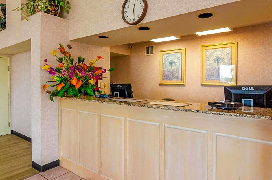 Econo Lodge Inn & Suites Gulfport