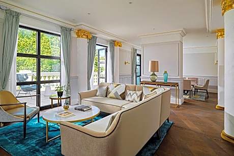 Vise-Presidential Suite with Lounge Access