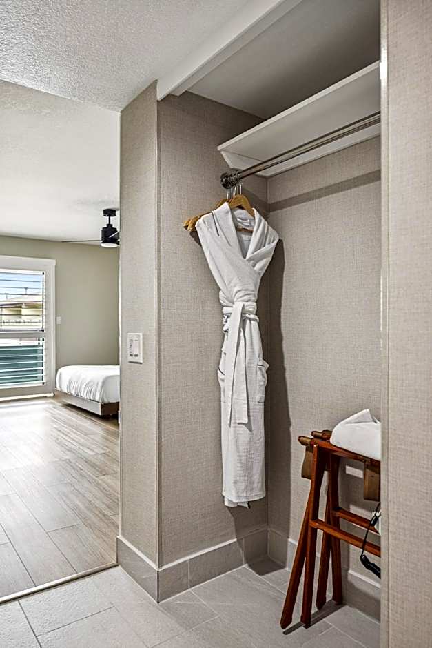 456 Embarcadero Inn & Suites