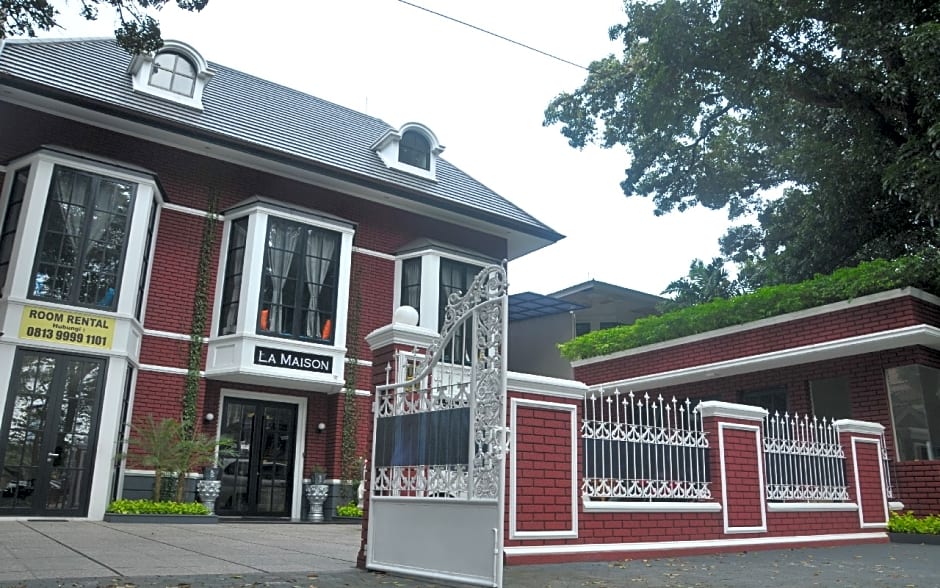 RedDoorz Premium near RS Pondok Indah La Maison