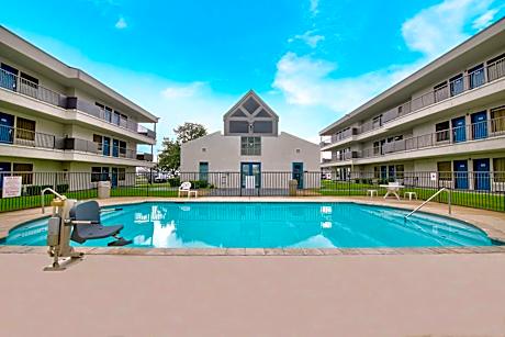 Studio 6-San Antonio, TX - Airport