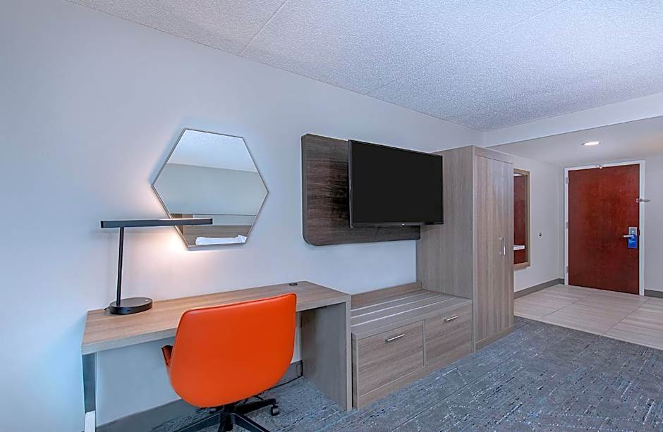 Holiday Inn Express & Suites Columbus at Northlake By IHG