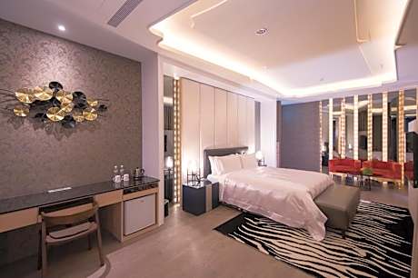 Classic Queen Suite with Spa Bath (Check-in after 21:00)