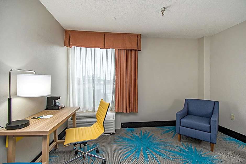 Days Inn & Suites by Wyndham Mt Pleasant