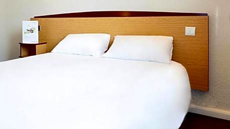 1 Double Bed 1 Junior bed (up to 10 years)