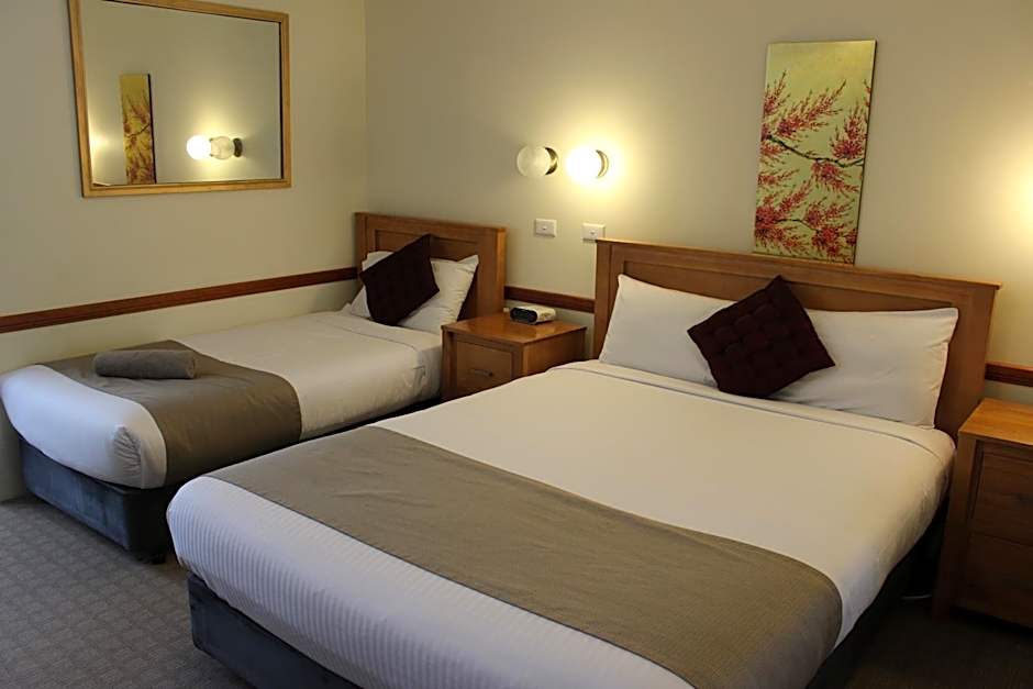 Three Explorers Motel