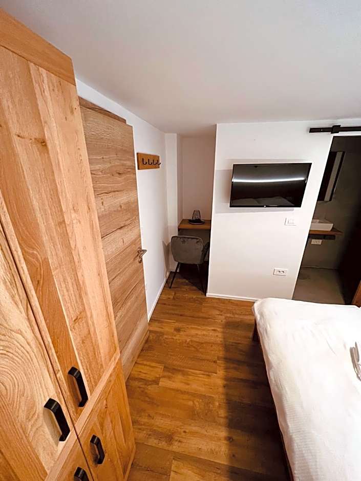 PJ Hotel Cerklje - 5min to Airport - Free Parking