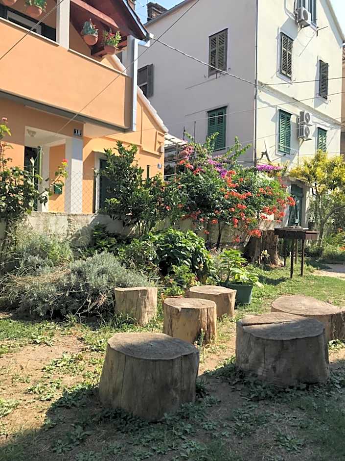 Nirvana Rooms & Apartments