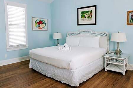 Classic King- Curry Mansion with Heated Pool!