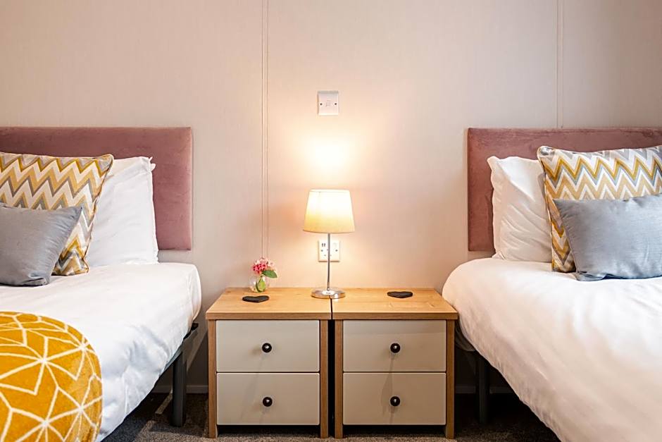 Kinship Lodge with Hot Tub