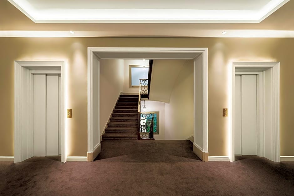 Lamaro Hotel
