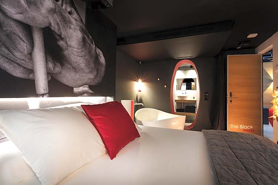 The Black Boutique -- Turistea Suites