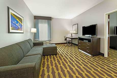 Two-Bedroom Suite with One King Bed and Two Queen Beds - Non-Smoking