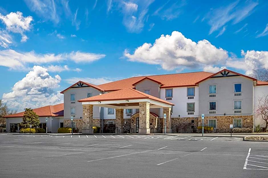 Quality Inn & Suites Monterey I-40