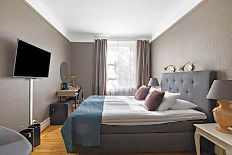 King Suite with Spa Bath and Sauna - Non-Smoking