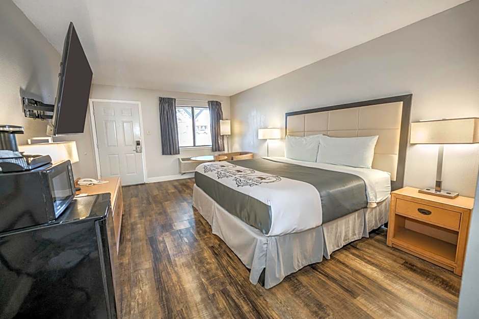 RIVER OAK INN