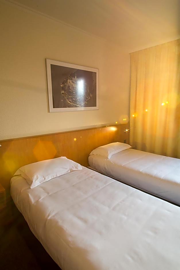 Foto 1 daripada 7 — 3 Single Beds