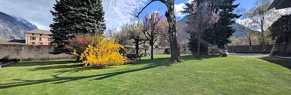 Chalet Les Cols - Chambres avec terrasse & jardin - proche de la nouvelle gare