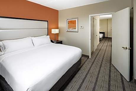 King Room - Hearing Accessible - Roll-in Shower