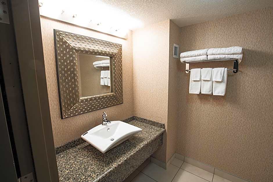 Redwood Inn & Suites