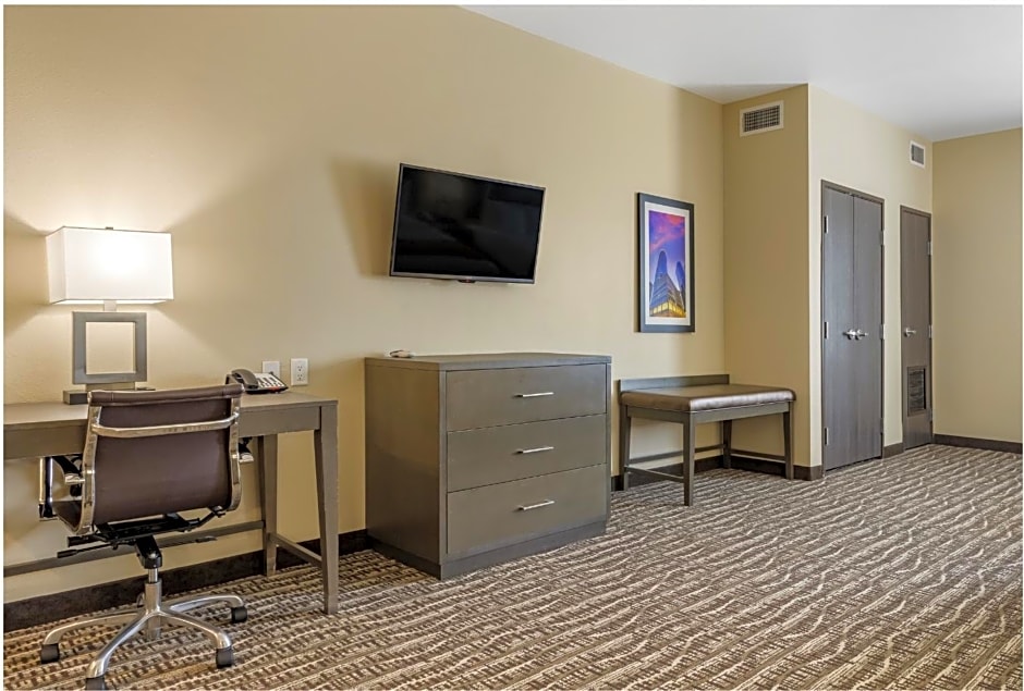 Comfort Suites Near Sam Houston Race Park