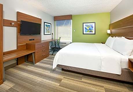 1 Queen Bed Standard Mobility Accessible Tub