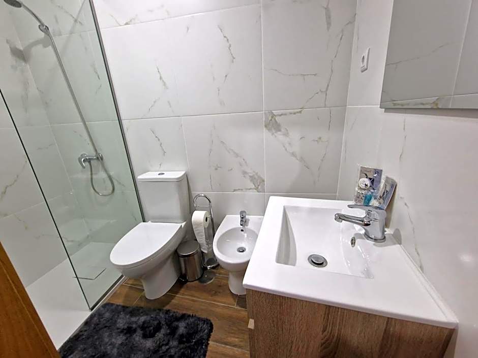 Leonchic - Guest House com Piscina de Água Salgada