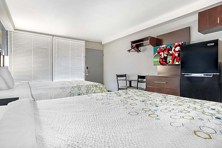 HomeTowne Studios by Red Roof Montgomery - Midtown