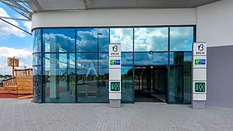 Holiday Inn Express - Hamburg South A7-AS42 By IHG