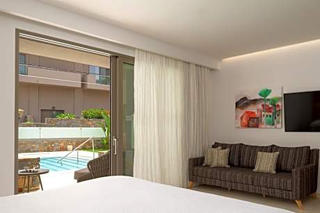 White Deluxe Swim-Up Suite