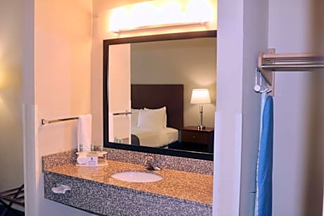 1 Queen Mob Accessible Roll In Shower Microwave Fridge Wi-Fi Non-Smoking Full Breakfast