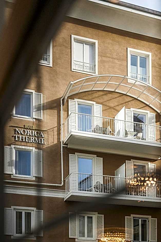 Hotel Norica - Thermenhotels Gastein mit dem Bademantel direkt in die Therme