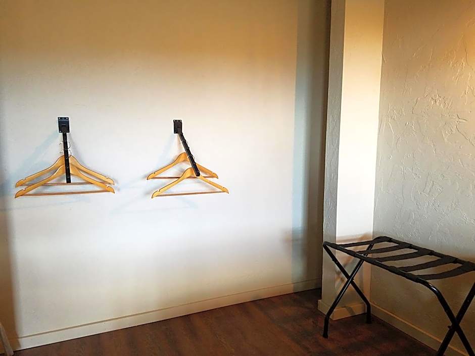 -Pet Friendly- Miners Cabin #5 -Two Double Beds - Private Balcony