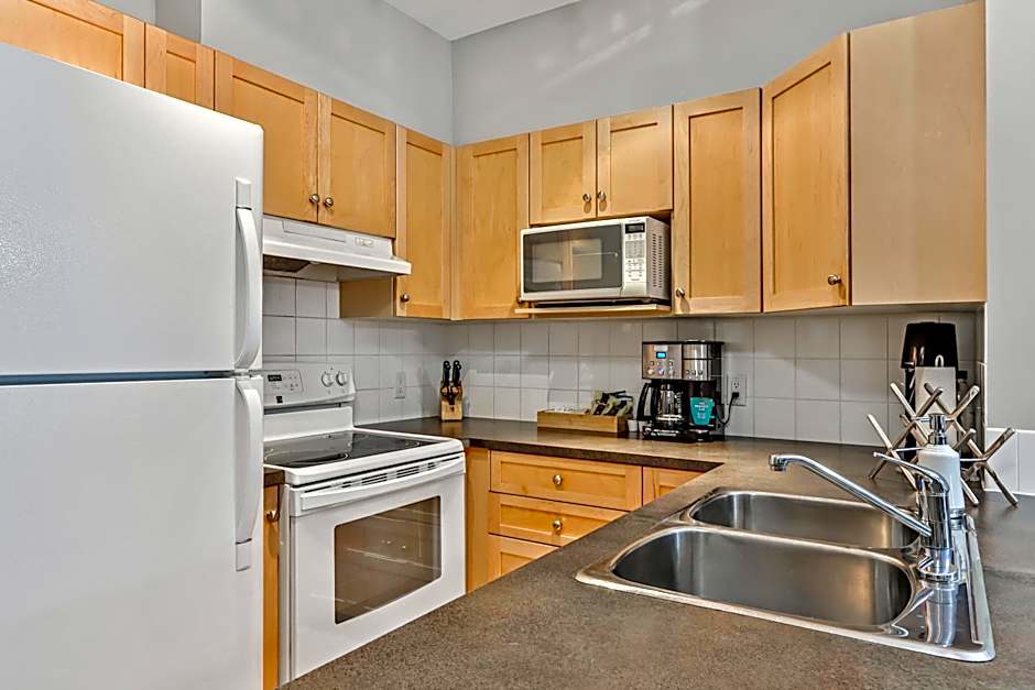 Suites with Pool & Hot tubs managed by Little Sister Getaways