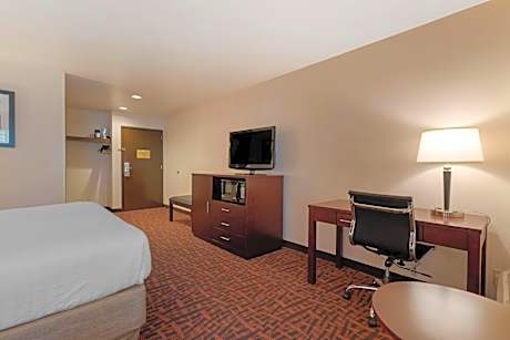 Queen Room with Roll-In Shower - Mobility Accessible/Non-Smoking