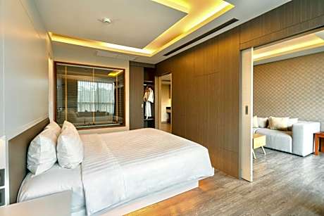 Suite Jacuzzi Pool View