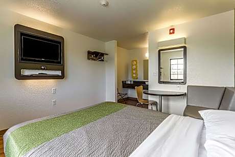 1 QUEEN BED | MICFRIDGE