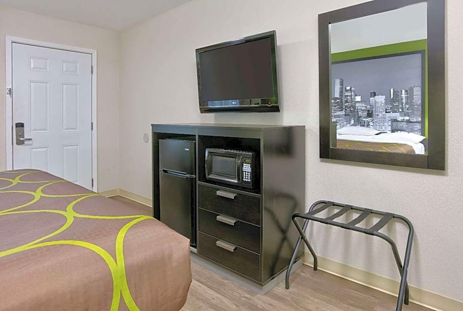 Super 8 by Wyndham Palestine TX