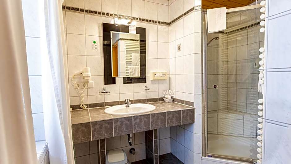 Aktivhotel & Gasthof Schmelz Ihr familienfreundliches Urlaubs Hotel mit Wellness Hallenbad, Alpensauna neu ab Februar 2026 Chiemgau Karte