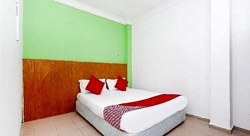 OYO 850 Gold Star Hotel