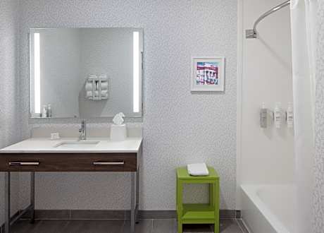 1 King Mobility/Hearing Access W/Tub Nonsmok