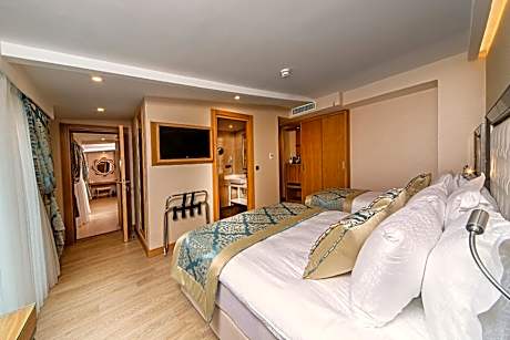 2 Connecting Deluxe Double Rooms with Balcony