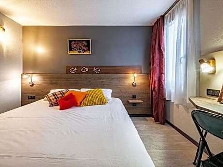 Pop Room with a double bed