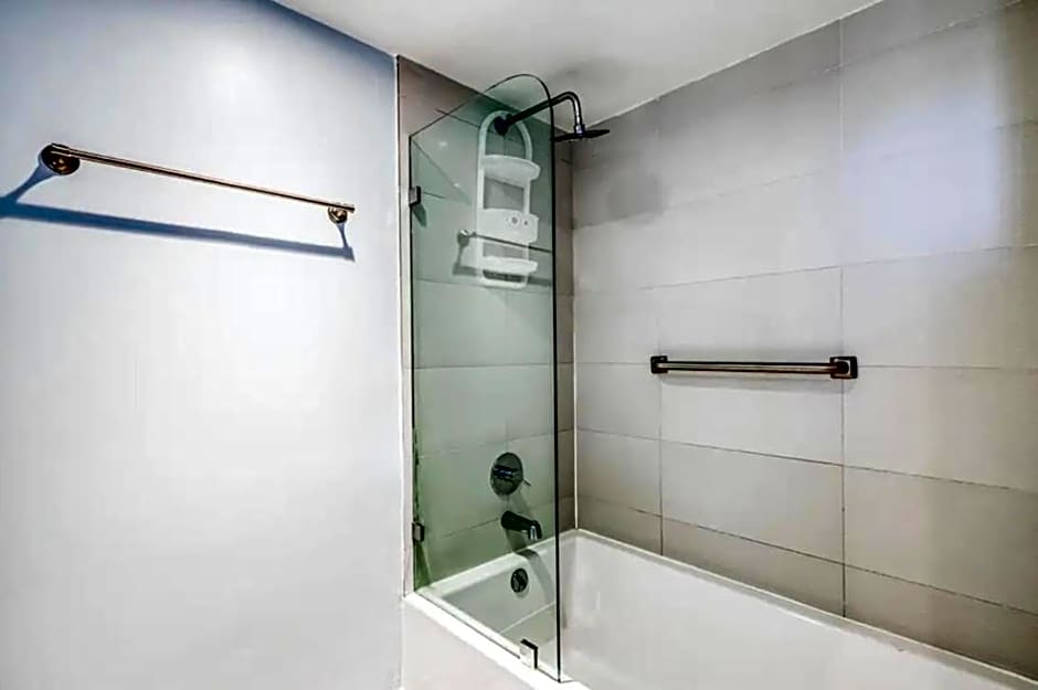 Stunning Penthouse Suite Waterfront 2BD 2BA