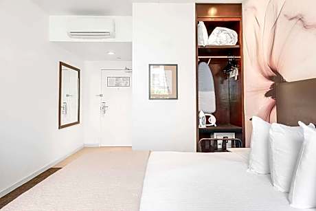 1 King Bed Deluxe Non-Smoking